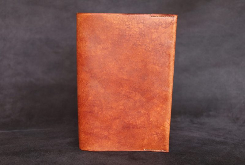 protège livre protege cahier marron moiré, tannage végétal, l'Âge du Cuir, maroquinerie artisanale éthique et responsable française, Dordogne