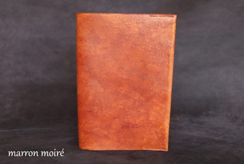 protège livre protege cahier marron moiré, tannage végétal, l'Âge du Cuir, maroquinerie artisanale éthique et responsable française, Dordogne