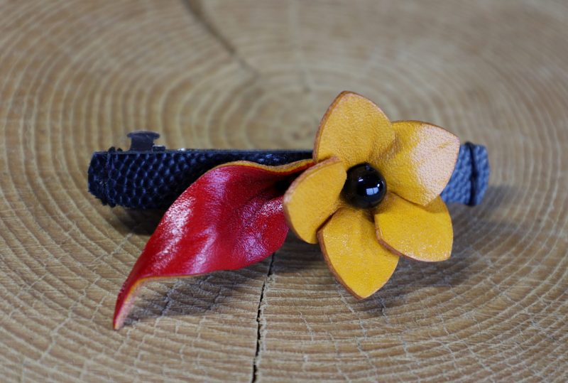 barrette cheveux fleur jaune feuille rouge, cuir à tannage végétal, peau éthique, l'âge du cuir, maroquinerie artisanale, Dordogne, France