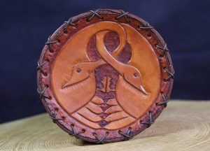 boite a bijoux cygnes, cuir de vache pleine fleur à tannage végétal, l'âge du cuir, maroquinerie artisanale, Dordogne, France