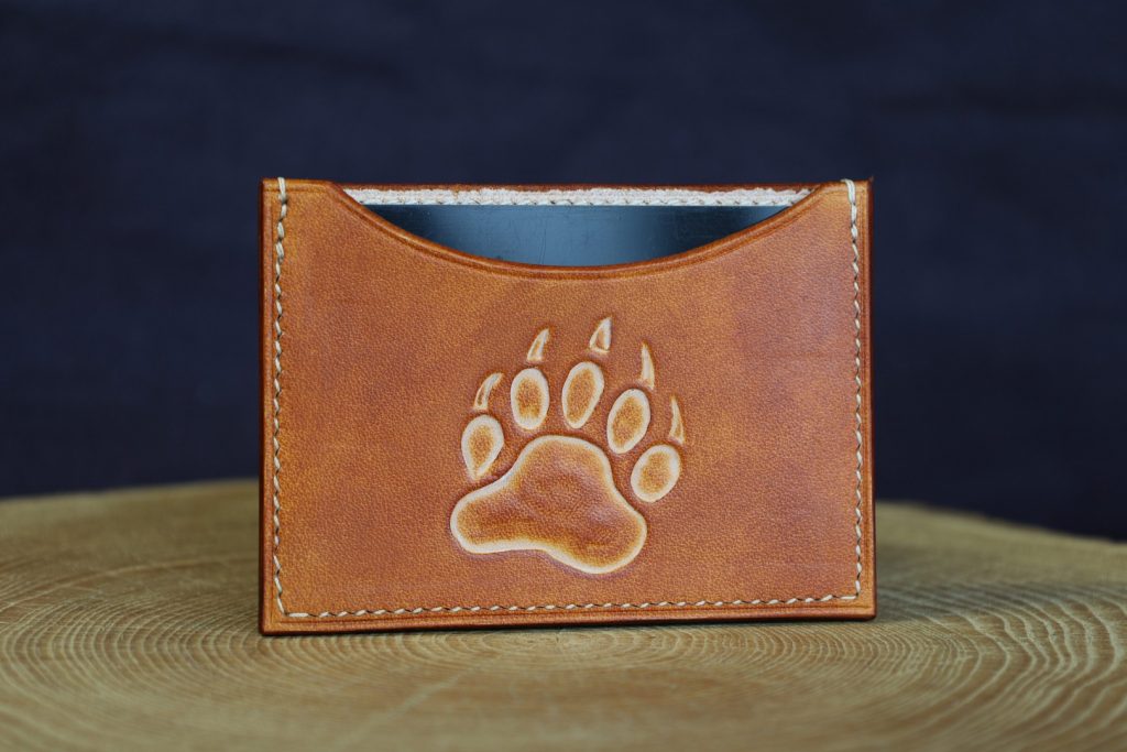 porte carte personnalisable, patte d'ours, tannage végétal, l'âge du cuir, maroquinerie artisanale éthique et responsable, Dordogne, France