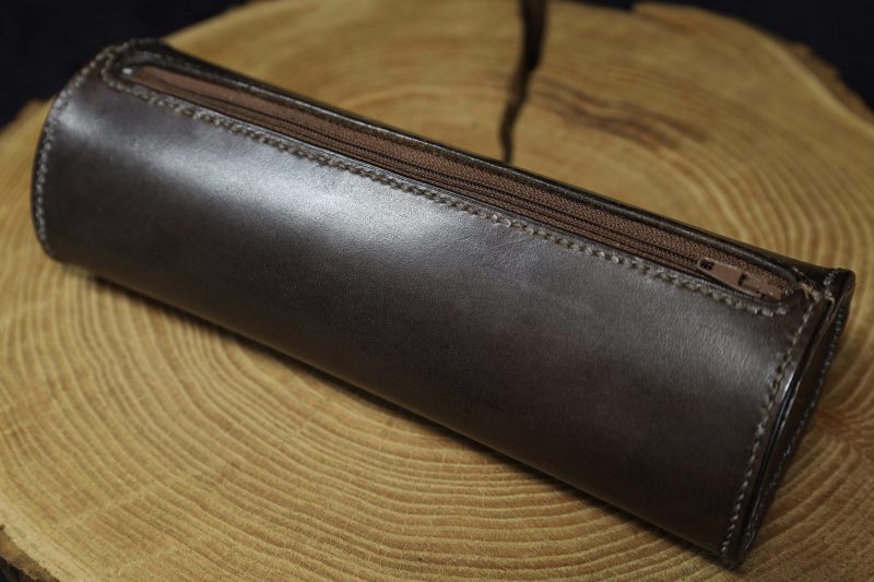 trousse cuir grand format, cuir de vache pleine fleur à tannage naturel, l'âge du cuir, maroquinerie artisanale, Dordogne, France