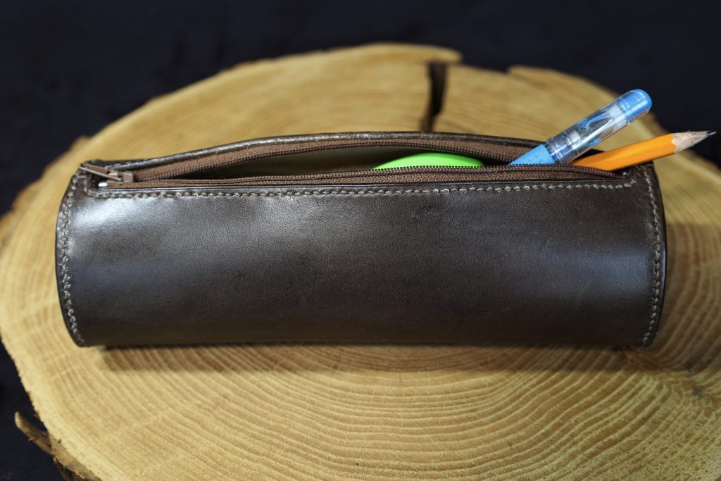 trousse cuir grand format, cuir de vache pleine fleur à tannage naturel, l'âge du cuir, maroquinerie artisanale, Dordogne, France