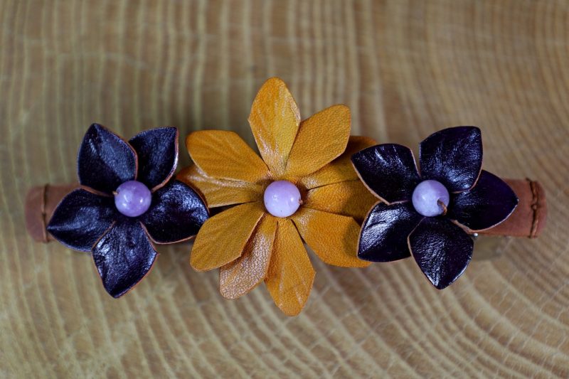 barrette fleur cheveux,cuir à tannage végétal, l'âge du cuir, maroquinerie artisanale, dordogne, france