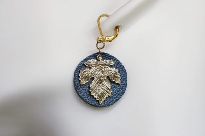 boucle d oreille bleu rond feuille, l'âge du cuir, maroquinerie artisanale éthique et responsable, dordogne, france