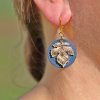 boucle d oreille feuille érable bleu, cuir de vache à tannage végétal, l'âge du cuir; maroquinerie artisanale éthique et responsable, dordogne, france