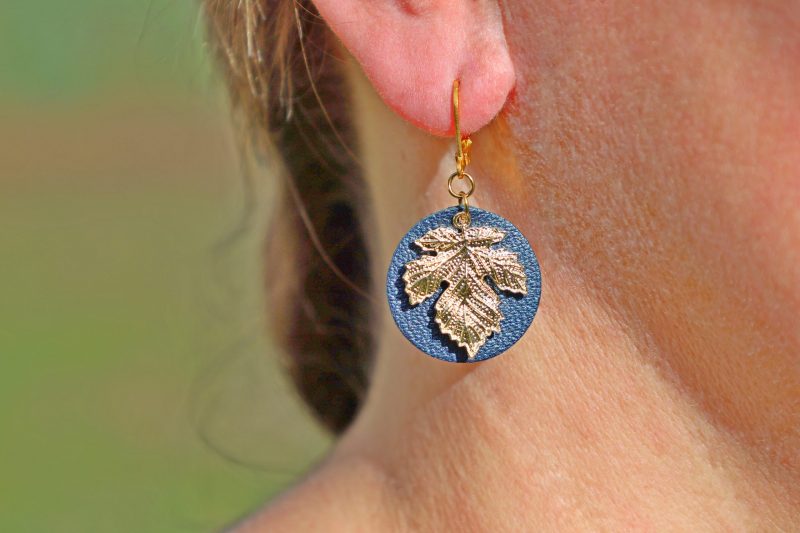 boucle d oreille feuille érable bleu, cuir de vache à tannage végétal, l'âge du cuir; maroquinerie artisanale éthique et responsable, dordogne, france