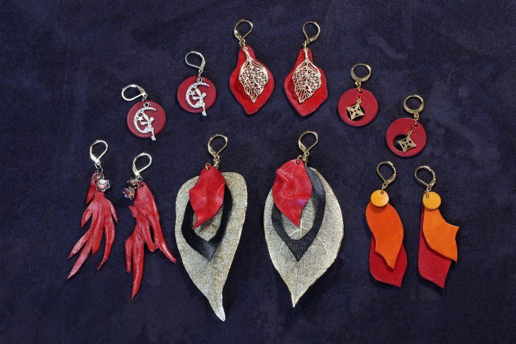 boucle d oreille rouge, cuir à tannage végétal, l'âge du cuir; maroquinerie artisanale éthique et responsable, dordogne, france