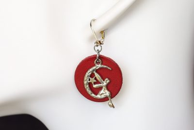 boucle d oreille bleu rond mini fleur 4 pétales, tannage végétal, l'âge du cuir; maroquinerie artisanale éthique et responsable, dordogne, france