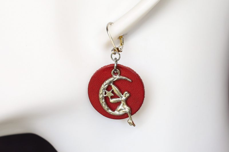 boucle d oreille bleu rond mini fleur 4 pétales, tannage végétal, l'âge du cuir; maroquinerie artisanale éthique et responsable, dordogne, france