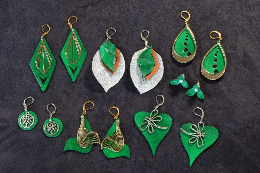 boucle d oreille verte, cuir à tannage végétal, l'âge du cuir; maroquinerie artisanale éthique et responsable, dordogne, france