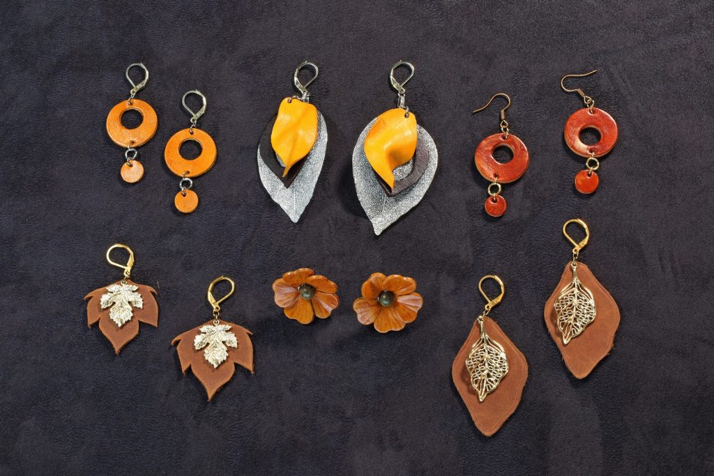 boucle d'oreille marron, cuir à tannage végétal, l'âge du cuir; maroquinerie artisanale éthique et responsable, dordogne, france