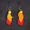 boucles d oreilles asymétriques jaune, orange et rouge, cuir de vache pleine fleur à tannage végétal, l'Âge du Cuir, maroquinerie artisanale française à démarche peau-éthique et responsable, Dordogne, France
