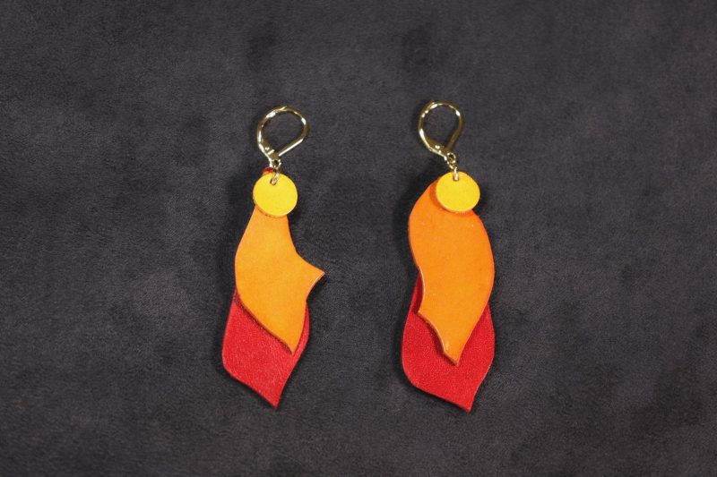 boucles d oreilles asymétriques jaune, orange et rouge, cuir de vache pleine fleur à tannage végétal, l'Âge du Cuir, maroquinerie artisanale française à démarche peau-éthique et responsable, Dordogne, France