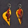 boucles d oreilles asymétriques jaune acajou orange, tannage végétal, l'âge du cuir, maroquinerie artisanale éthique et responsable, dordogne, france