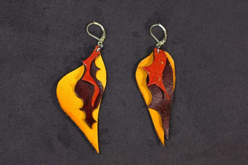 boucles d oreilles asymétriques jaune acajou orange, tannage végétal, l'âge du cuir, maroquinerie artisanale éthique et responsable, dordogne, france