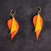 boucles d oreilles asymétriques jaune et orange, cuir de vache pleine fleur à tannage végétal, l'Âge du Cuir, maroquinerie artisanale française à démarche peau-éthique et responsable, Dordogne, France