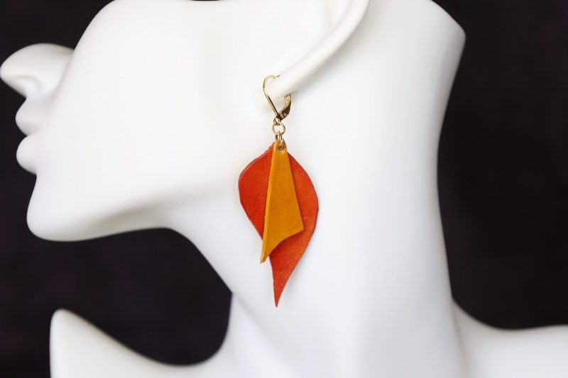 boucles d oreilles asymétriques jaune et orange 2, tannage végétal, l'âge du cuir; maroquinerie artisanale éthique et responsable, dordogne, france