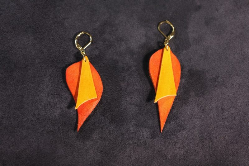 boucles d oreilles asymétriques jaune et orange, cuir de vache pleine fleur à tannage végétal, l'Âge du Cuir, maroquinerie artisanale française à démarche peau-éthique et responsable, Dordogne, France
