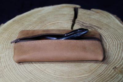 trousse plate cuir grand format, cuir de vache pleine fleur à tannage naturel, l'âge du cuir, maroquinerie artisanale, Dordogne, France
