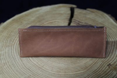 trousse plate cuir petit format, cuir de vache pleine fleur à tannage naturel, l'âge du cuir, maroquinerie artisanale, Dordogne, France