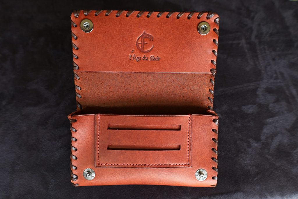 blague a tabac cuir à tannage végétal, peau éthique, l'âge du cuir, maroquinerie artisanale et responsable, Dordogne, France