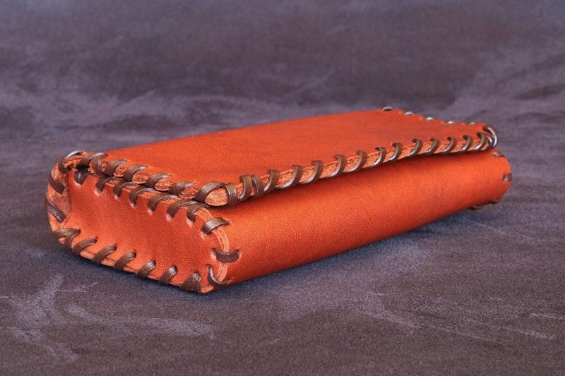blague a tabac cuir à tannage végétal, peau éthique, l'âge du cuir, maroquinerie artisanale et responsable, Dordogne, France
