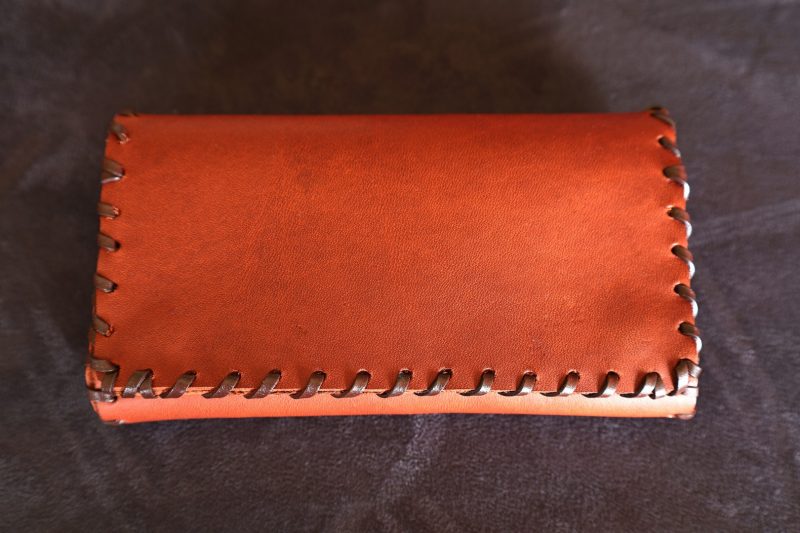 blague a tabac cuir à tannage végétal, peau éthique, l'âge du cuir, maroquinerie artisanale et responsable, Dordogne, France