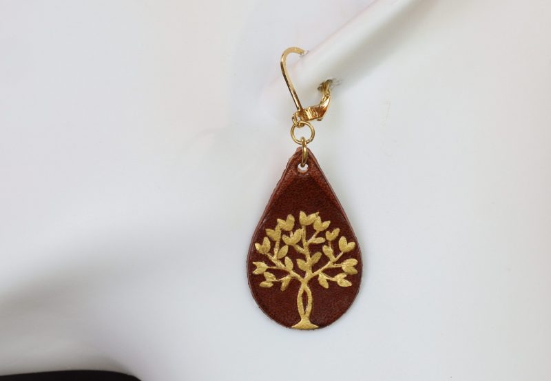 boucle d oreille arbre de vie doré marron, tannage végétal, l'âge du cuir, maroquinerie artisanale éthique et responsable, dordogne, france