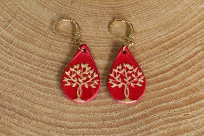 boucle d oreille arbre de vie rouge et or, l'âge du cuir, maroquinerie artisanale éthique et responsable, dordogne, france