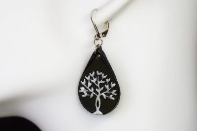 boucle d'oreilles gouttes d'eau arbre de vie noir argent, tannage végétal, l'âge du cuir, maroquinerie artisanale éthique et responsable, dordogne, france