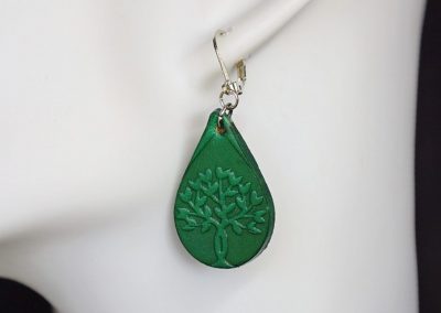 boucle d'oreilles gouttes d'eau arbre de vie verte, tannage végétal, l'âge du cuir, maroquinerie artisanale éthique et responsable, dordogne, france