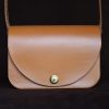 sac à main artisanal en cuir fait main, l'Essentiel camel, tannage végétal, l'âge du cuir, maroquinerie artisanale éthique et responsable, dordogne, france