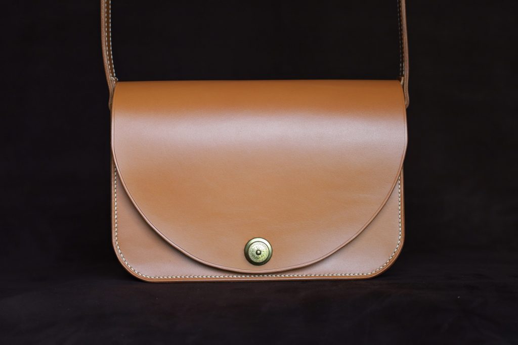 sac à main artisanal en cuir fait main, l'Essentiel camel, tannage végétal, l'âge du cuir, maroquinerie artisanale éthique et responsable, dordogne, france