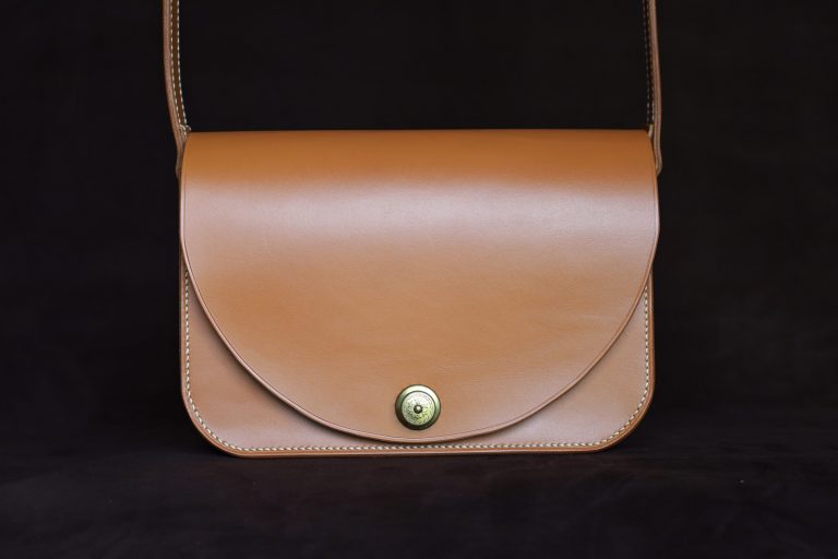 sac à main artisanal en cuir fait main, l'Essentiel camel, tannage végétal, l'âge du cuir, maroquinerie artisanale éthique et responsable, dordogne, france