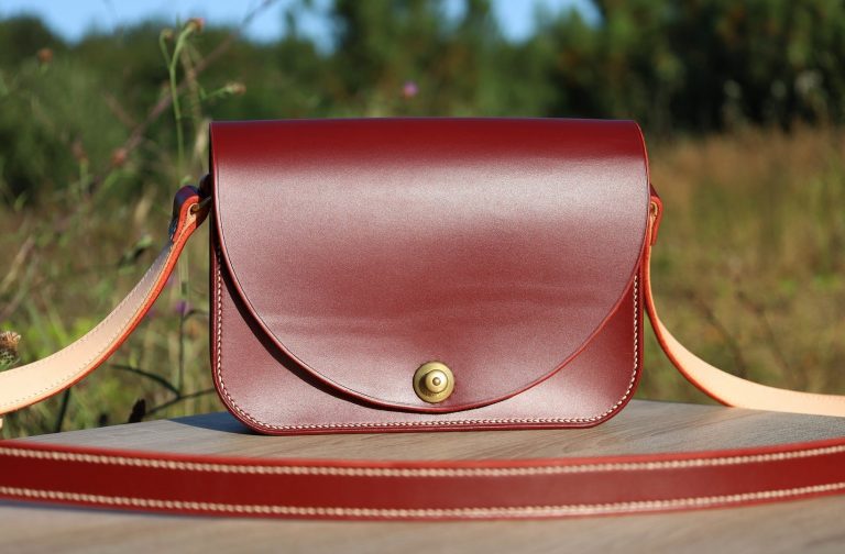 sac à main artisanal en cuir fait main, l'Essentiel rouge foncé, tannage végétal, l'âge du cuir, maroquinerie artisanale éthique et responsable, dordogne, france