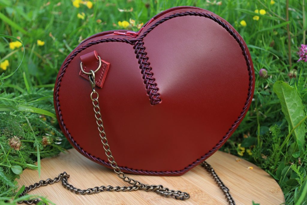sac cœur l'amoureuse, l'Âge du Cuir, maroquinerie artisanale éthique et responsable, Dordogne, France