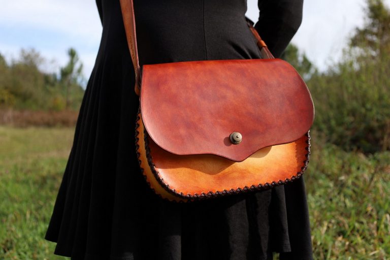 sac en cuir artisanal médiéval 15