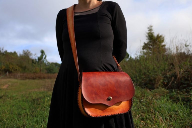 sac en cuir artisanal médiéval 17