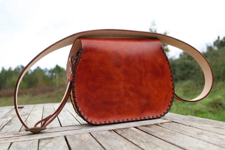 sac en cuir artisanal médiéval 6