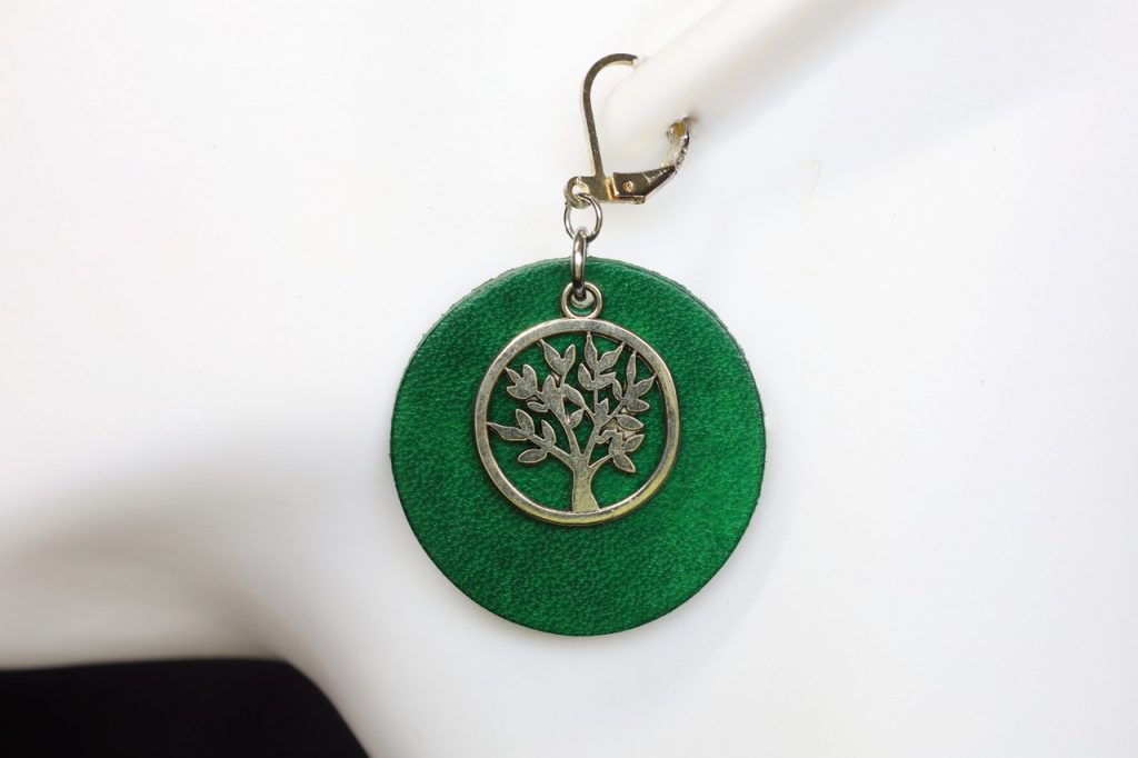 boucle d oreille arbre de vie verte ronde grand format, tannage végétal, l'âge du cuir, maroquinerie artisanale éthique et responsable, dordogne, france
