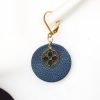 boucle d oreille bleu avec petite fleur, tannage végétal, l'âge du cuir, maroquinerie artisanale éthique et responsable, dordogne, france