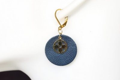boucle d oreille bleu avec petite fleur, tannage végétal, l'âge du cuir, maroquinerie artisanale éthique et responsable, dordogne, france