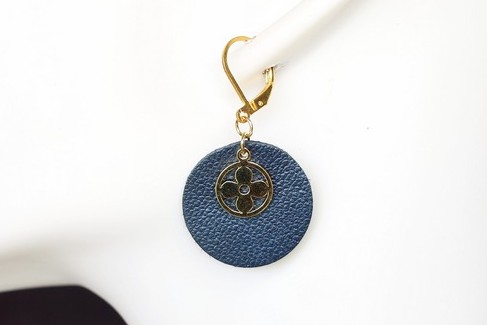 boucle d oreille bleu avec petite fleur, tannage végétal, l'âge du cuir, maroquinerie artisanale éthique et responsable, dordogne, france