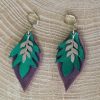 boucle d oreille feuille marron vert, cuir de vache à tannage végétal, l'âge du cuir; maroquinerie artisanale éthique et responsable, dordogne, france