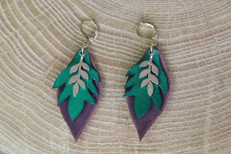 boucle d oreille feuille marron vert, cuir de vache à tannage végétal, l'âge du cuir; maroquinerie artisanale éthique et responsable, dordogne, france