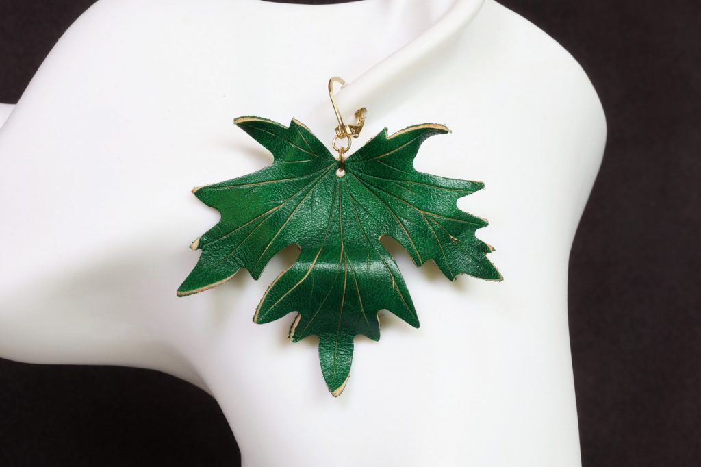 boucle d oreille feuille verte grand format, tannage végétal, l'âge du cuir, maroquinerie artisanale éthique et responsable, dordogne, france
