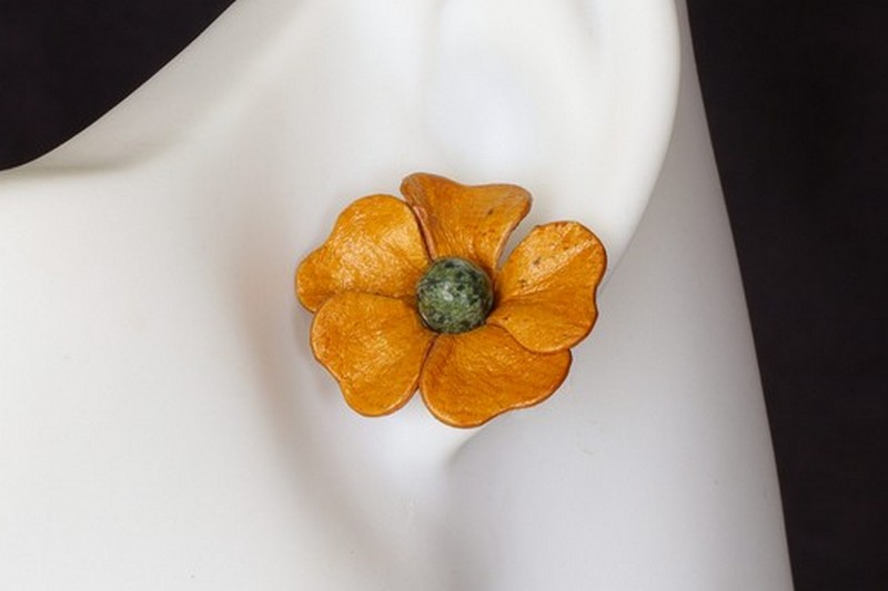 boucle d oreille fleur jaune coeur vert, l'âge du cuir, maroquinerie artisanale éthique et responsable, dordogne, france