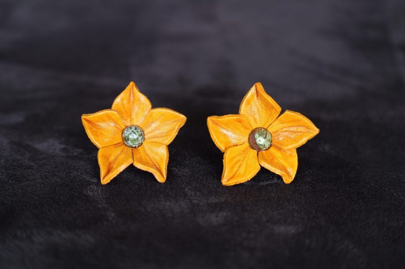boucle d oreille fleur jaune étoilée, tannage végétal, l'âge du cuir, maroquinerie artisanale éthique et responsable, dordogne, france