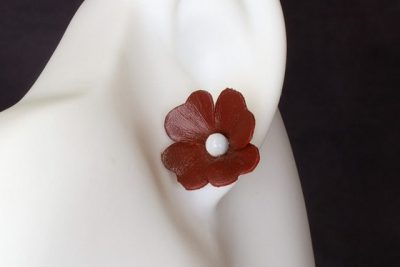 boucle d oreille fleur rouge foncé, l'âge du cuir, maroquinerie artisanale éthique et responsable, dordogne, france